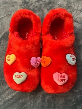 Sweethearts x CROCS Red Fuzz Lined Plush Clogs with Heart Charms NWT UNISEX